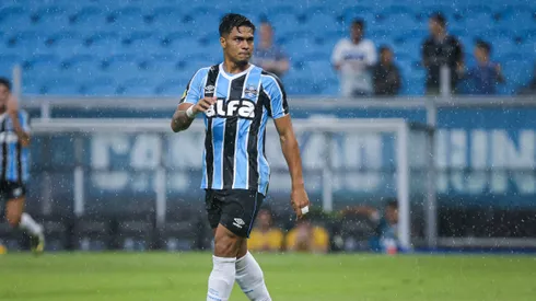 Matías Arezo, jogador do Grêmio, durante partida contra o Pelotas, pelo Campeonato Gaucho 2025. Foto: Maxi Franzoi/AGIF