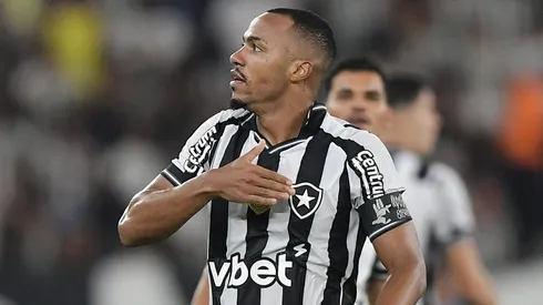 Marlon Freitas durante partida contra o Ceará no Brasileirão 2025.