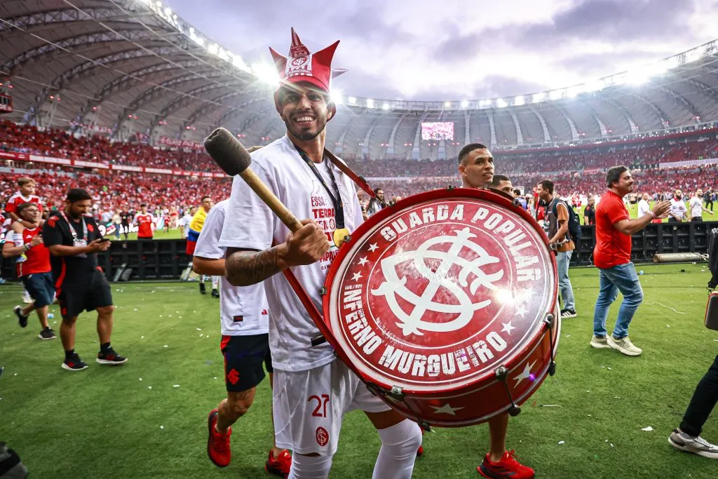 Kaique Rocha, jogador do Internacional, comemora o título após partida contra o Grêmio, no estádio Beira-Rio, pelo Campeonato Gaúcho 2025. Foto: Maxi Franzoi/AGIF
