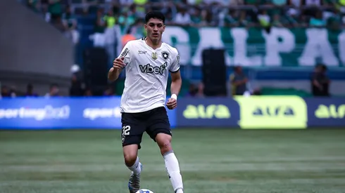 SP – SAO PAULO – 30/03/2025 – BRASILEIRO A 2025, PALMEIRAS X BOTAFOGO – Jair Cunha jogador do Botafogo durante partida contra o Palmeiras no estadio Arena Allianz Parque pelo campeonato Brasileiro A 2025. Foto: Fabio Giannelli/AGIF