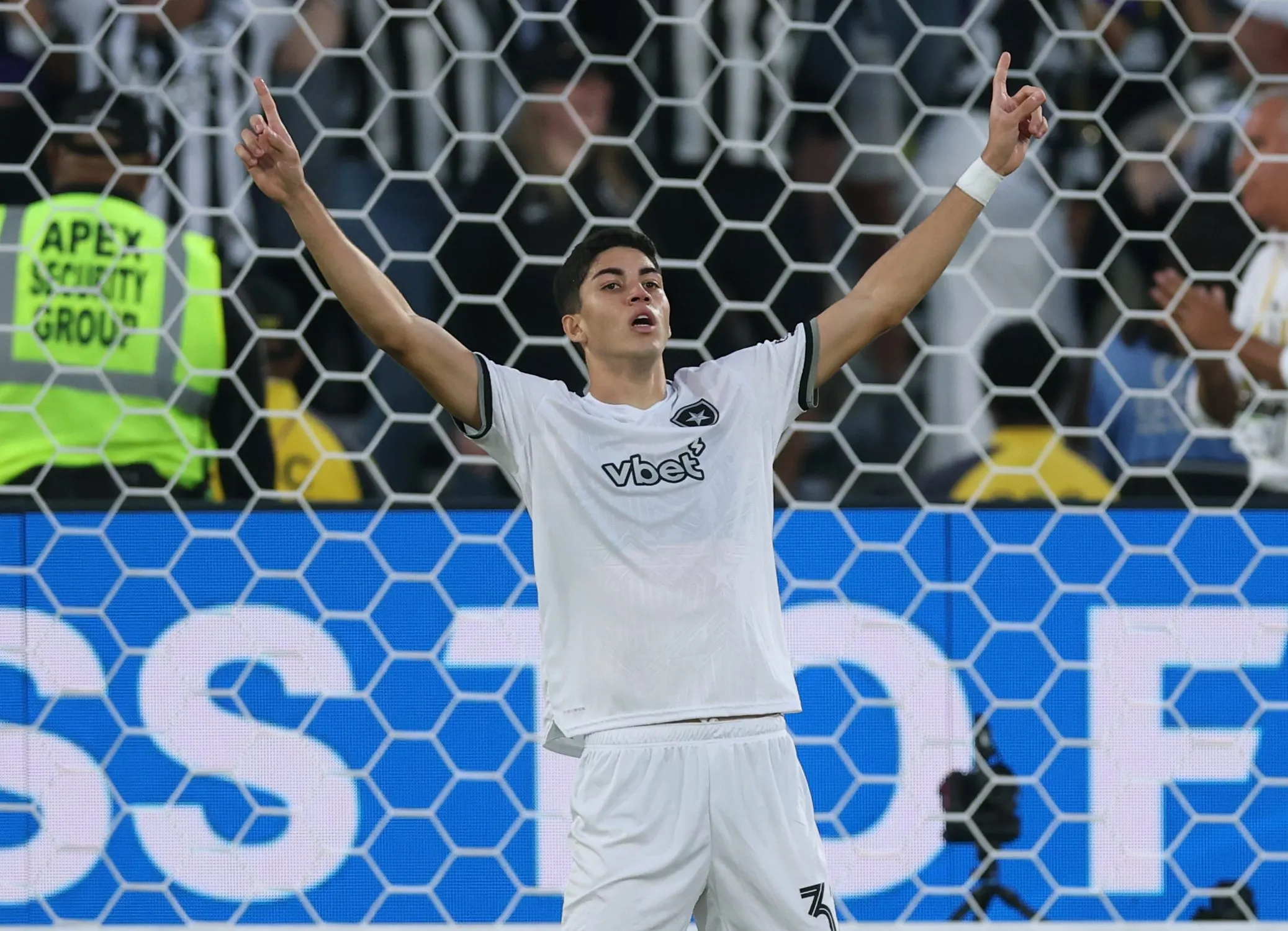 PASADENA, CALIFORNIA – JUNE 19: Jair Cunha #32 of Botafogo FR celebrates a 1-0 win during the FIFA Club World Cup 2025 group B match between Paris Saint-Germain FC and Botafogo FR at Rose Bowl Stadium on June 19, 2025 in Pasadena, California. (Photo by Harry How/Getty Images)