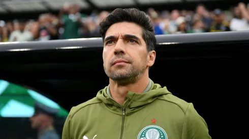 Abel Ferreira, técnico do Palmeiras, observa antes da partida do Grupo A da Copa do Mundo de Clubes da FIFA 2025 entre Palmeiras e FC Porto no Estádio MetLife, em 15 de junho de 2025, em East Rutherford, Nova Jersey. (Foto de David Ramos/Getty Images)