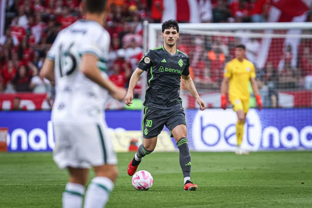 BA – PORTO ALEGRE – 29/10/2023 – BRASILEIRO A 2023, INTERNACIONAL X CORITIBA – Johnny jogador do Internacional durante partida contra o Coritiba no estadio Beira-Rio pelo campeonato Brasileiro A 2023. Foto: Maxi Franzoi/AGIF