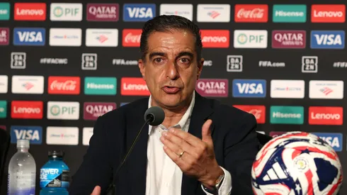 O técnico do Botafogo, Renato Paiva, fala com a imprensa durante a coletiva de imprensa antes da partida contra o Paris Saint-Germain pela Copa do Mundo de Clubes da FIFA 2025, no Estádio Rose Bowl, em 18 de junho de 2025, em Pasadena, Califórnia. (Foto de Stu Forster/Getty Images)