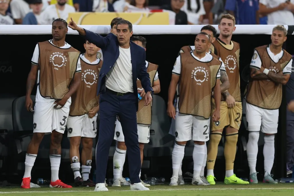 Renato Paiva, técnico do Botafogo, reage do banco de reservas ao lado de seus companheiros de equipe durante a partida do grupo B da Copa do Mundo de Clubes da FIFA 2025 entre Paris Saint-Germain FC e Botafogo França no Estádio Rose Bowl em 19 de junho de 2025 em Pasadena, Califórnia. (Foto de Stu Forster/Getty Images)