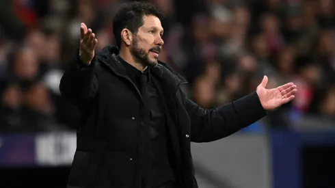 Simeone durante confronto entre Atlético de Madrid e Sevilha na La Liga 2024/25.