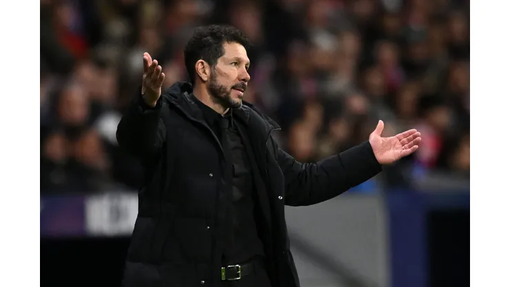 Simeone durante confronto entre Atlético de Madrid e Sevilha na La Liga 2024/25.