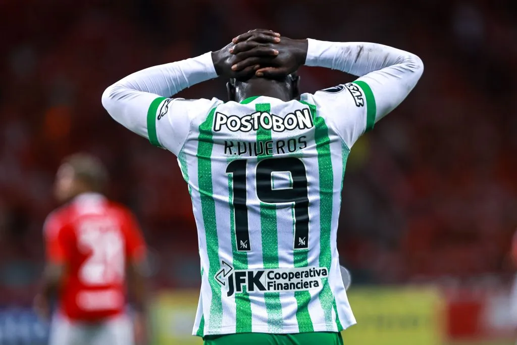 Kevin Viveros lamentando durante partida contra o Internacional na Libertadores de 2025. Foto: Maxi Franzoi/AGIF