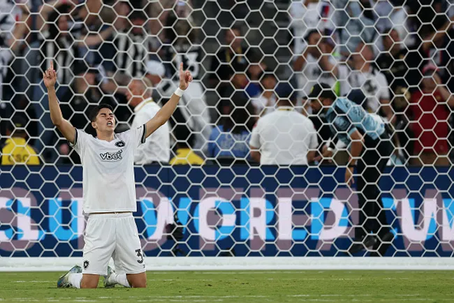 Jair Cunha comemorando durante Mundial de Clubes – (Photo by Harry How/Getty Images)