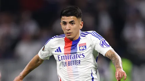 Thiago Almada, do Olympique Lyonnais, durante a partida de ida das quartas de final da Liga Europa da UEFA 2024/25 entre Olympique Lyonnais e Manchester United no OL Stadium, em 10 de abril de 2025, em Decines-Charpieu, França. (Foto de Michael Steele/Getty Images)