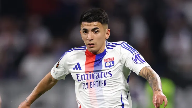 Thiago Almada, do Olympique Lyonnais, durante a partida de ida das quartas de final da Liga Europa da UEFA 2024/25 entre Olympique Lyonnais e Manchester United no OL Stadium, em 10 de abril de 2025, em Decines-Charpieu, França. (Foto de Michael Steele/Getty Images)