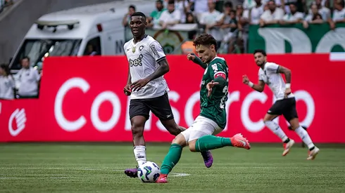 Raphael Veiga jogador do Palmeiras durante partida contra o Botafogo no estádio Arena Allianz Parque pelo campeonato Brasileiro A 2025. Foto: Fabio Giannelli/AGIF