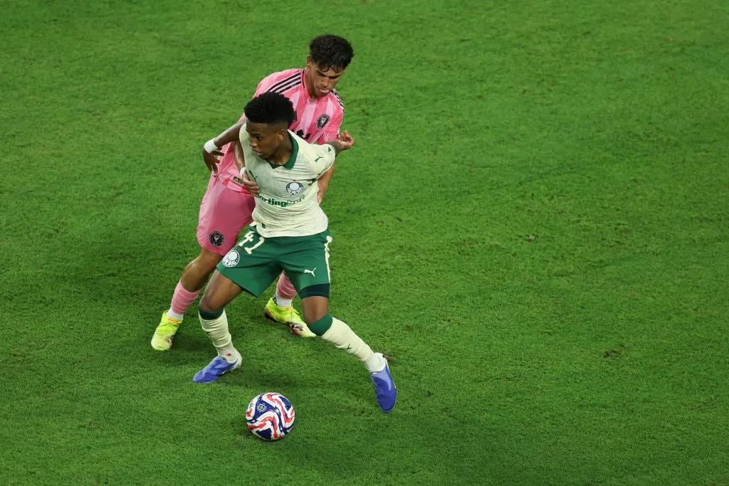 Estevão, camisa 41 do Palmeiras, é desafiado por Noah Allen, camisa 32 do Inter Miami CF, durante a partida do Grupo A da Copa do Mundo de Clubes da FIFA 2025 entre Internacional CF Miami e SE Palmeiras, no Hard Rock Stadium, em 23 de junho de 2025, em Miami Gardens, Flórida. (Foto de Dan Mullan/Getty Images)