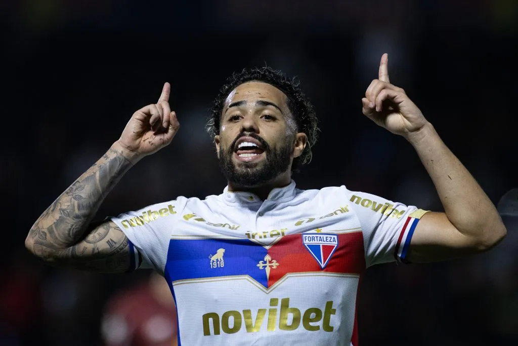 SP – BRAGANCA PAULISTA – 30/11/2023 – BRASILEIRO A 2023, BRAGANTINO X FORTALEZA – Calebe jogador do Fortaleza comemora seu gol durante partida contra o Bragantino no estadio Nabi Abi Chedid pelo campeonato Brasileiro A 2023. Foto: Fabio Moreira Pinto/AGIF