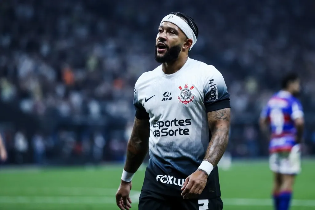 SP – SAO PAULO – 24/09/2024 – COPA SUL-AMERICANA 2024, CORINTHIANS X FORTALEZA – Memphis Depay jogador do Corinthians durante partida contra o Fortaleza no estadio Arena Corinthians pelo campeonato Copa Sul-Americana 2024. Foto: Marco Miatelo/AGIF