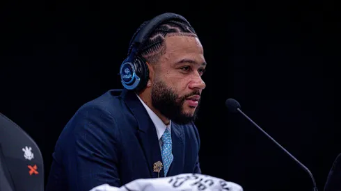 Memphis Depay fala aos jornalista durante sua apresentacao oficial como jogador do [EQUIPE] em coletiva de imprensa realizada no Arena Corinthians.