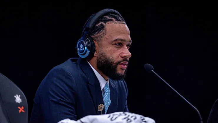 Memphis Depay fala aos jornalista durante sua apresentacao oficial como jogador do [EQUIPE] em coletiva de imprensa realizada no Arena Corinthians.