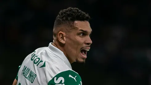 Paulinho pode passar por cirurgia no Palmeiras.
