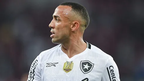 Marçal durante confronto contra o Flamengo no Brasileirão 2025.