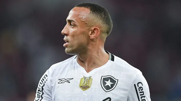 Marçal durante confronto contra o Flamengo no Brasileirão 2025.