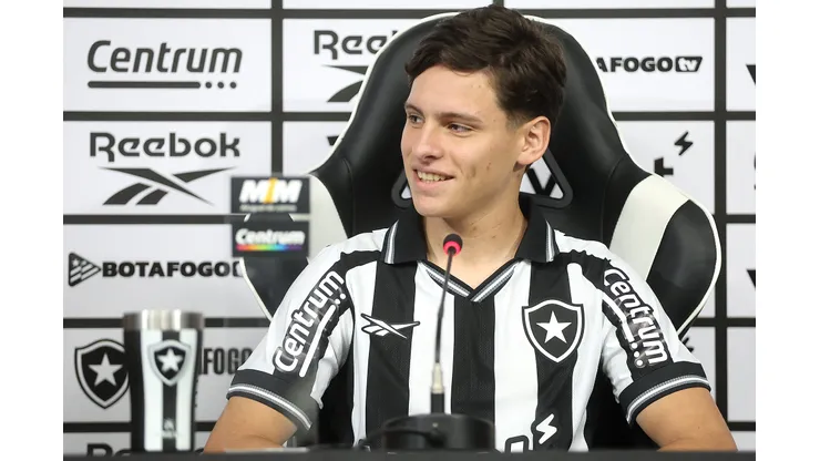 Foto: Vitor Silva/Botafogo - Álvaro Montoro durante entrevista coletiva.