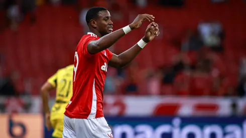 Ricardo Mathias jogador do Internacional lamenta durante partida contra o Mirassol no estadio Beira-Rio pelo campeonato Brasileiro A 2025.