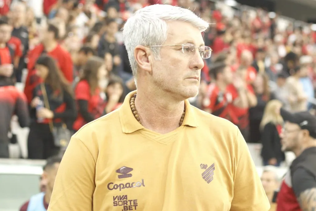 Odair Hellmann durante partida contra o Athletic na Série B de 2025. Foto: Gabriel Machado/AGIF
