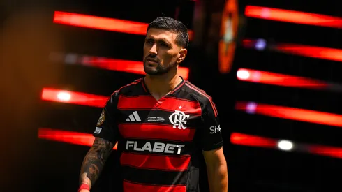 Giorgian de Arrascaeta, do CR Flamengo, entra em campo antes da partida do Grupo D da Copa do Mundo de Clubes da FIFA 2025 entre CR Flamengo e Chelsea FC, no Lincoln Financial Field, em 20 de junho de 2025, na Filadélfia, Pensilvânia. (Foto de David Ramos/Getty Images)