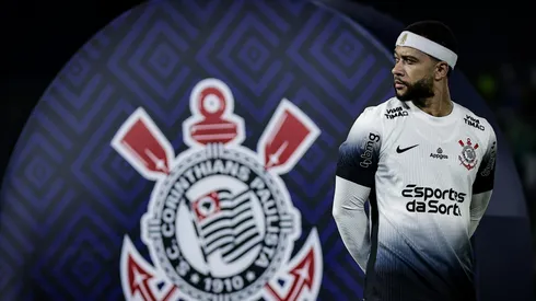 Memphis Depay jogador do Palmeiras durante execução do hino nacional antes da partida contra o Corinthians no estádio Arena Barueri pelo campeonato Brasileiro A 2025. Foto: Fabio Giannelli/AGIF