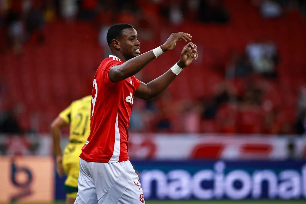 Ricardo Mathias durante jogo do Internacional no Brasileirão 2025. Foto: Maxi Franzoi/AGIF