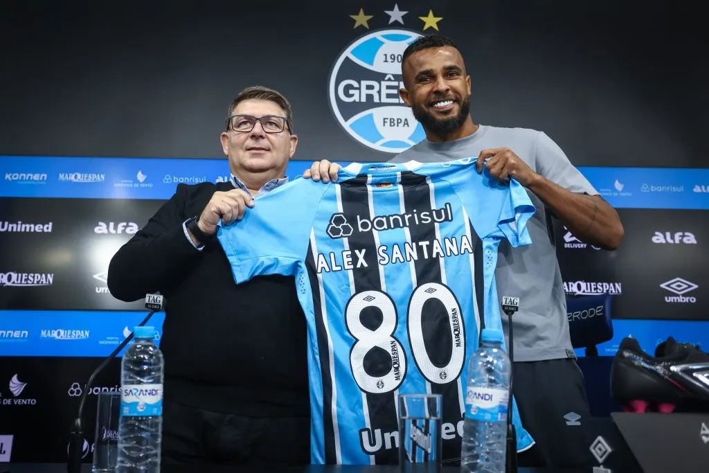 Alex Santana receba camisa do Grêmio das mãos do vice-presidente de futebol, Alexandre Rossato. FOTO: LUCAS UEBEL/GREMIO FBPA