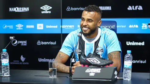 Alex Santana foi apresentado pelo Grêmio nesta quarta-feira (25). FOTO: LUCAS UEBEL/GREMIO FBPA