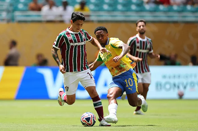 Germán Cano e Lucas Ribeiro disputando a bola em Fluminense x Mamelodi Sundowns –  (Photo by Hector Vivas – FIFA/FIFA via Getty Images)