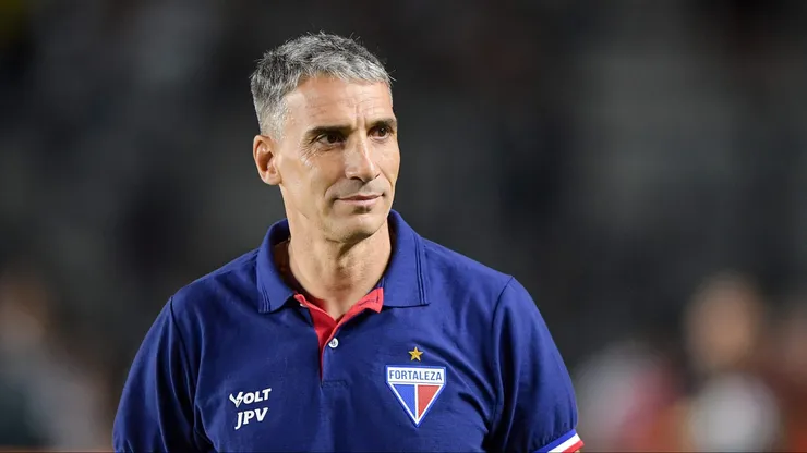 Juan Pablo Vojvoda tecnico do Fortaleza durante partida contra o Vasco no estadio Sao Januario pelo campeonato Brasileiro A 2025. Foto: Thiago Ribeiro/AGIF