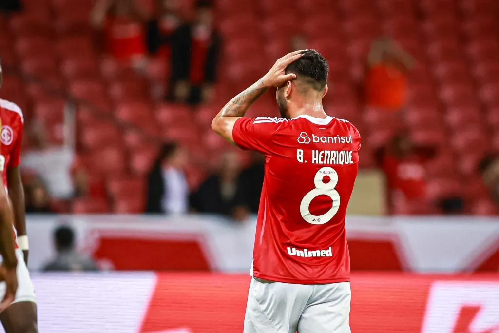 RS – PORTO ALEGRE – 18/05/2025 – BRASILEIRO A 2025, INTERNACIONAL X MIRASSOL – Bruno Henrique jogador do Internacional lamenta durante partida contra o Mirassol no estadio Beira-Rio pelo campeonato Brasileiro A 2025. Foto: Maxi Franzoi/AGIF