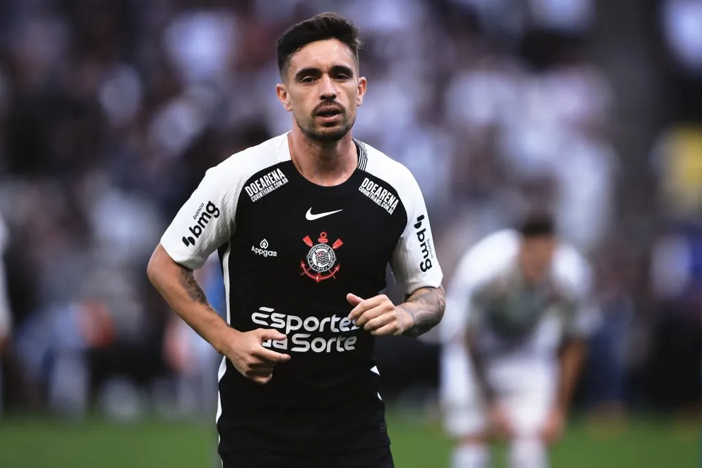 Igor Coronado durante partida contra o Santos no Campeonato Brasileiro de 2025. Foto: Ettore Chiereguini/AGIF