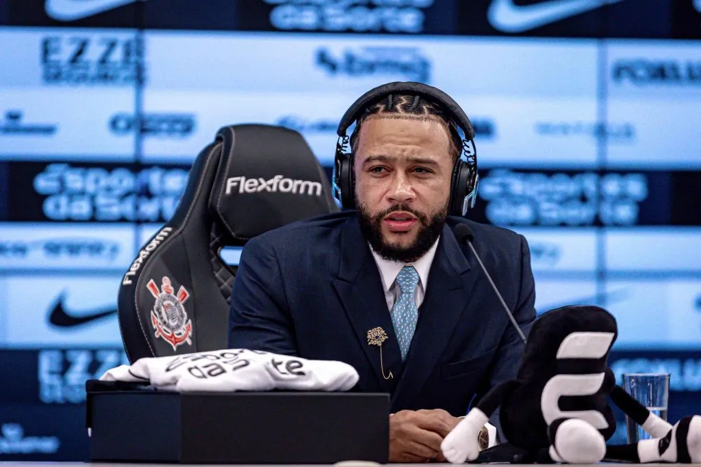 SP – SAO PAULO – 12/09/2024 – CORINTHIANS, APRESENTACAO MEMPHIS DEPAY – Memphis Depay fala aos jornalista durante sua apresentacao oficial como jogador do [EQUIPE] em coletiva de imprensa realizada no Arena Corinthians. Foto: Leonardo Lima/AGIF