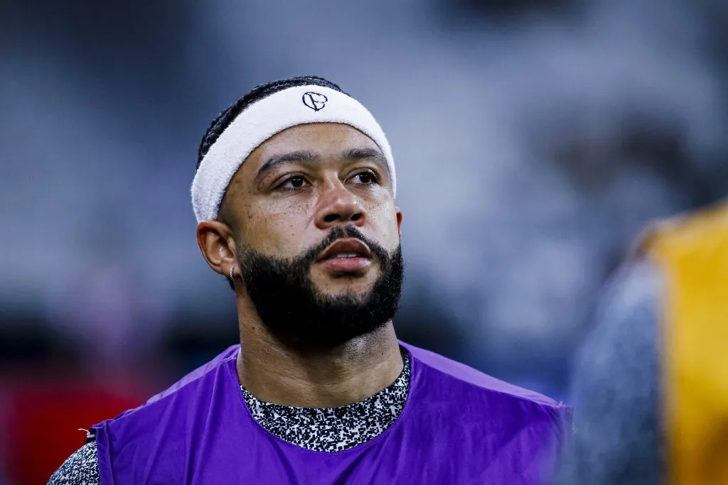 Corinthians deve para Memphis Depay – Foto: Marco Miatelo/AGIF