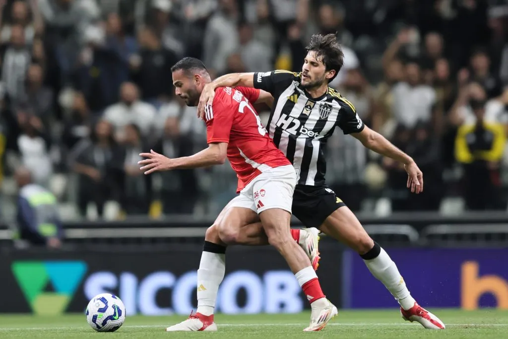 MG – BELO HORIZONTE – 12/06/2025 – BRASILEIRO A 2025, ATLETICO-MG X INTERNACIONAL – Igor Rabello jogador do Atletico-MG disputa lance com Thiago Maia jogador do Internacional durante partida no estadio Arena MRV pelo campeonato Brasileiro A 2025. Foto: Gilson Lobo/AGIF
