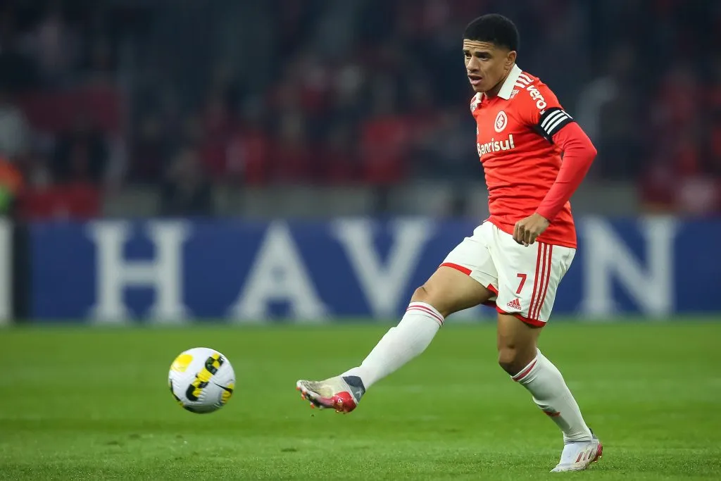 Taison em ação pelo Internacional, no Brasileirão de 2022. Foto: Pedro H. Tesch/AGIF