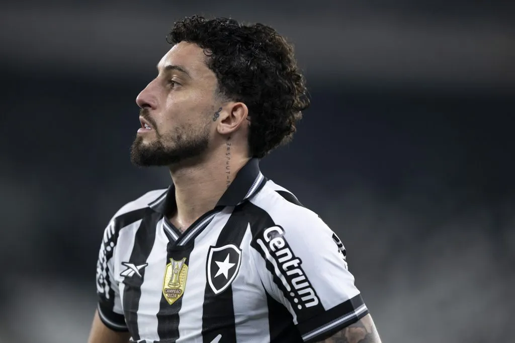 Alex Telles durante partida contra o Ceará no Campeonato Brasileiro de 2025. Foto: Jorge Rodrigues/AGIF