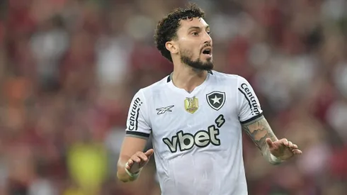 Alex Telles jogador do Botafogo durante partida contra o Flamengo no estadio Maracana pelo campeonato Brasileiro A 2025.