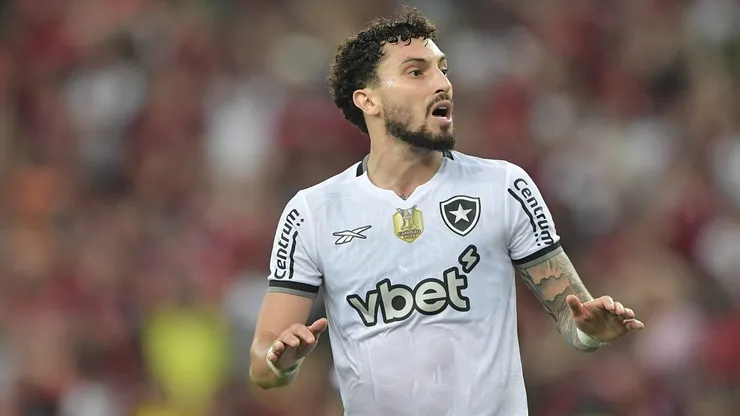 Alex Telles jogador do Botafogo durante partida contra o Flamengo no estadio Maracana pelo campeonato Brasileiro A 2025.