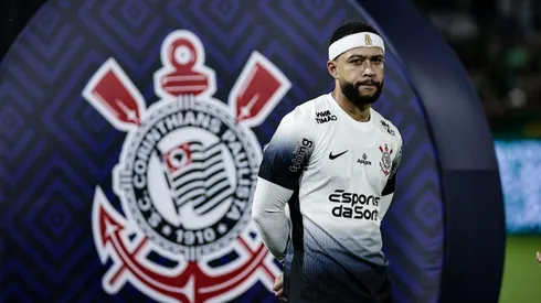 SP – BARUERI – 12/04/2025 – BRASILEIRO A 2025, PALMEIRAS X CORINTHIANS – Memphis Depay jogador do Palmeiras durante execucao do hino nacional antes da partida contra o Corinthians no estadio Arena Barueri pelo campeonato Brasileiro A 2025. Foto: Fabio Giannelli/AGIF