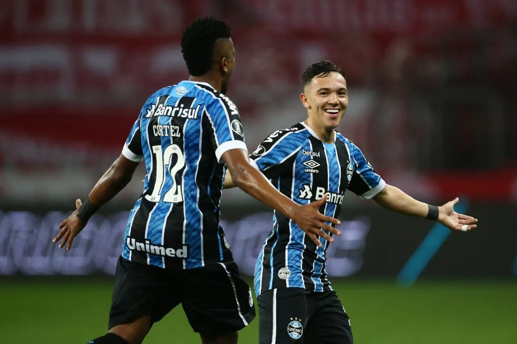 Pepê comemorando gol pelo Grêmio, na Libertadores de 2020.  (Photo by Diego Vara-Pool/Getty Images)