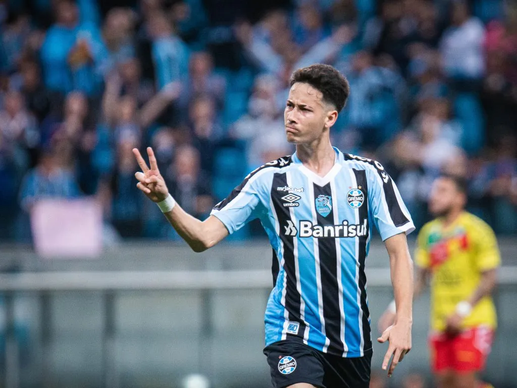 Gabriel Silva comemorando gol pelo Grêmio em 2022 –  Foto: Maxi Franzoi/AGIF