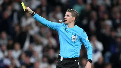 MADRID, SPAIN - APRIL 16: Referee Francois Letexier shows a yellow card to David Raya of Arsenal during the UEFA Champions League 2024/25 Quarter Final Second Leg match between Real Madrid C.F. and Arsenal FC at Estadio Santiago Bernabeu on April 16, 2025 in Madrid, Spain. (Photo by David Ramos/Getty Images)