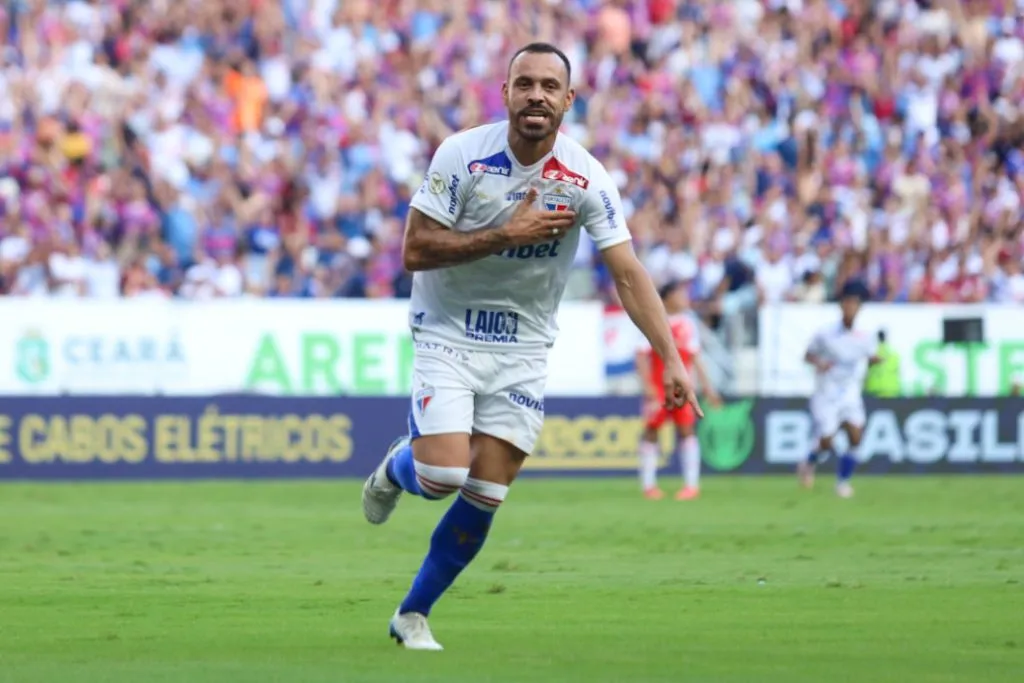 Moisés, meia do Fortaleza. Foto: Lucas Emanuel/AGIF