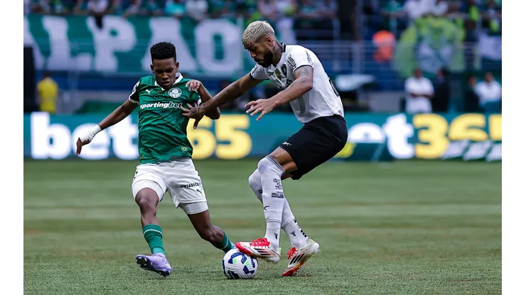 Estevão e Alexander Barbosa disputando a bola em Palmeiras x Botafogo no Brasileirão