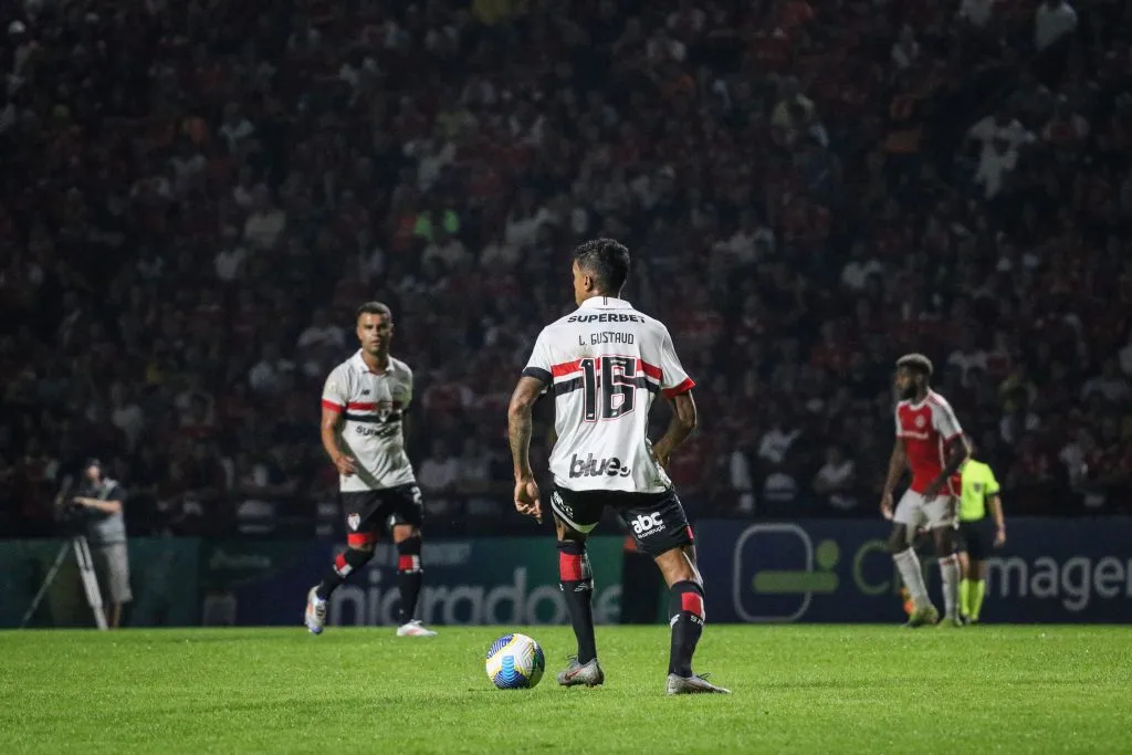 SC – CRICIUMA – 13/06/2024 – BRASILEIRO A 2024, INTERNACIONAL X SAO PAULO – Luiz Gustavo jogador do Internacional durante partida contra o Sao Paulo no estadio Heriberto Hulse pelo campeonato Brasileiro A 2024. Foto: Leonardo Hubbe/AGIF